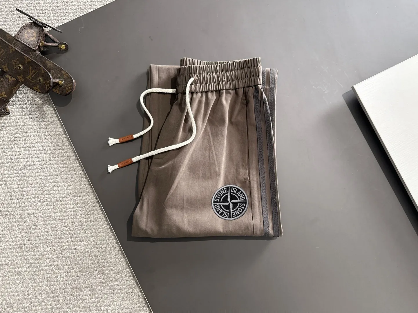 🅿️400 next day shipping Stone Island 2025 spring and summer new elastic band casual pants, thin counter custom fabrics, high breathability and comfort, impeccable details, brand element design concept, reflecting high quality. It feels delicate and soft! It presents a casual cut and the upper body shape is great! Size: M-3XL
